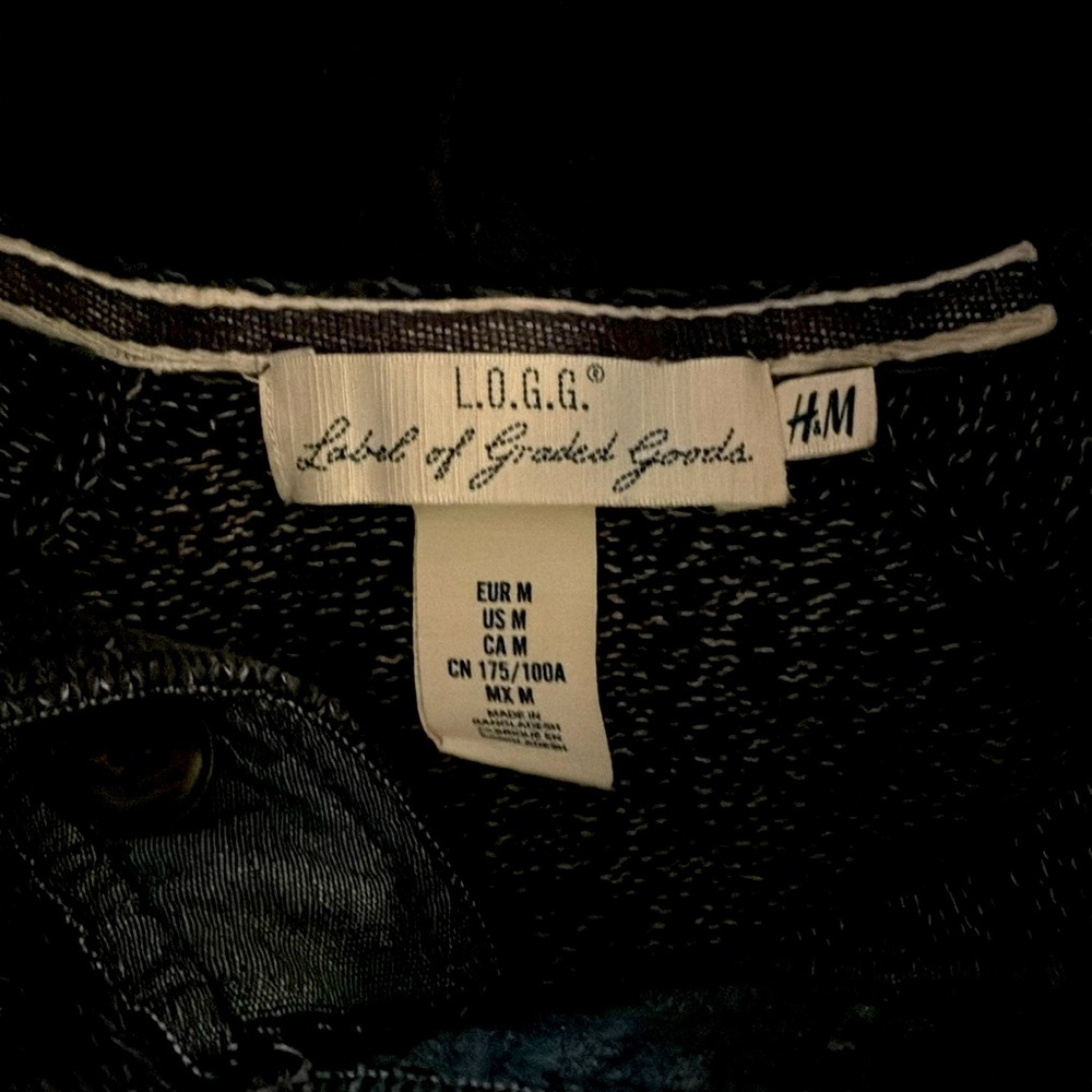 A warm 3/4 hooded with a pouch LOGG Label of graded goods Men’s Medium